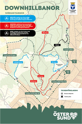 Skylt med karta över downhillbanor. Färger för svårighetsgrad samt piktogram med teckenförklaringar beskriver banornas funktionalitet och nyttjande.