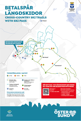 Skylt med karta över kommunens betalspår för längdskidor. Piktogram med teckenförklaringar beskriver spårens funktionalitet och nyttjande.