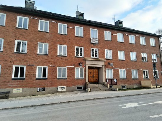 Tegelhus i tre våningar med många fönster vid Samuel Permansgata