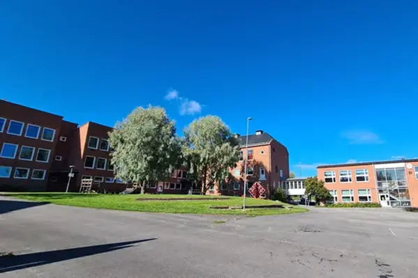Bild på skolan tegelfasad