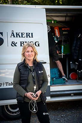 Carina på Fjäls framför öppen firmabil