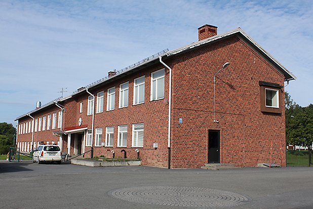 Bild på Häggensåsskolan - en stor tegelbyggnad på två våningar