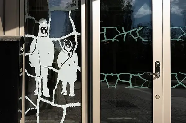 Glasparti med frostade figurer.
